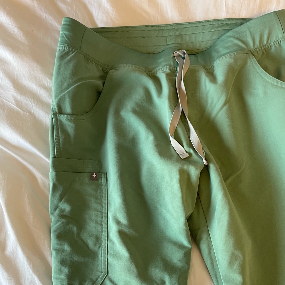 Figs Jade Kade Cargo scrub pants. L/T